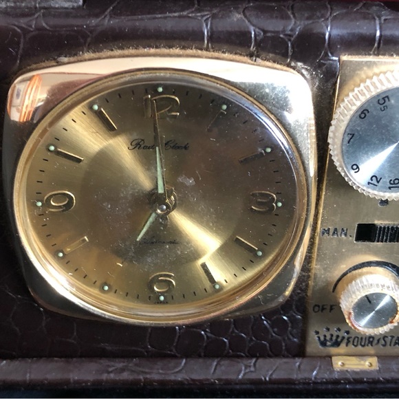 Vintage Leather Bound Travel Radio/Alarm Clock - Picture 3 of 12
